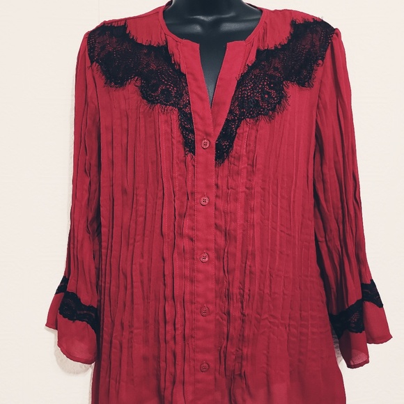 NY Collection Tops - NY COLLECTION XL top Accord Pleat Red Black Lace